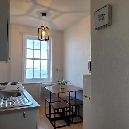 Sea View Flat 4 Fast Wifi & Free Parking Apartment *