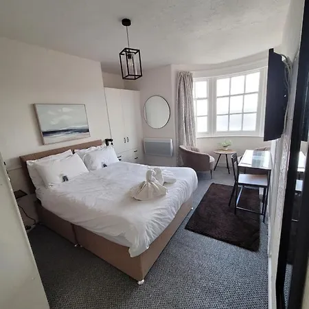 Sea View Flat 4 Fast Wifi & Free Parking *