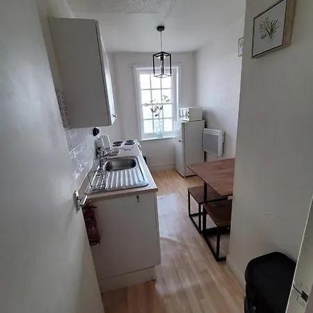 Sea View Flat 4 Fast Wifi & Free Parking Apartment
