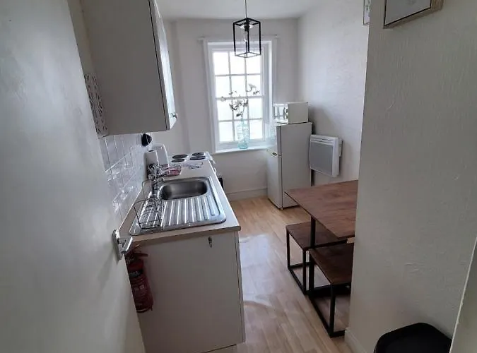 Sea View Flat 4 Fast Wifi & Free Parking Apartament